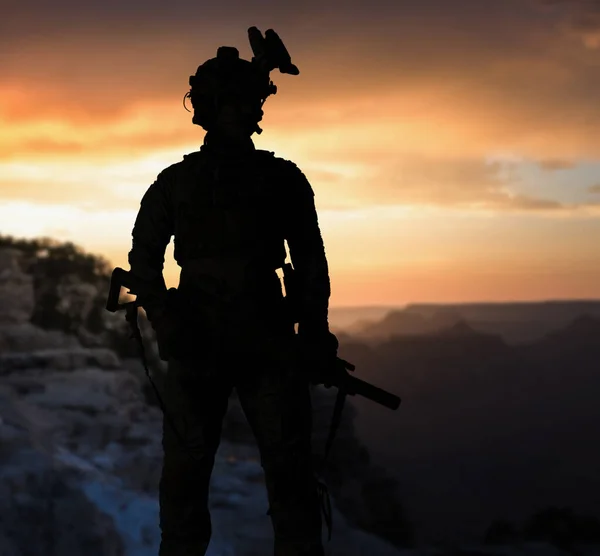 Силует Військового Солдата Зброєю Заході Сонця — стокове фото