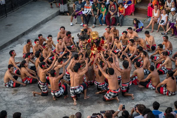 Een Groep Mensen Bij Uluwatu Tempel Kecak Traditional Fire Dance — Stockfoto