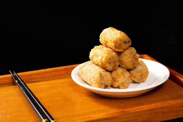 Närbild Hemmagjorda Ångköttbullar Den Vita Plattan Placeras Träbrickan Med Ätpinnar — Stockfoto