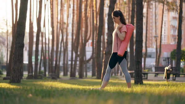 Eine Frau Geht Mit Einem Yoga Teppich Einem Park — Stockfoto