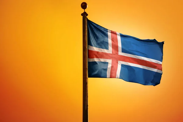 Державний Прапор Ісландії Флагштоку Ізольованому Помаранчевому Тлі — стокове фото