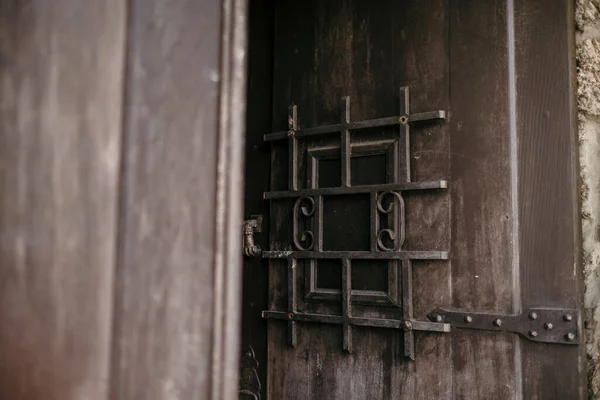 Eine Alte Holztür Mit Einem Metallschloss Eines Hauses — Stockfoto