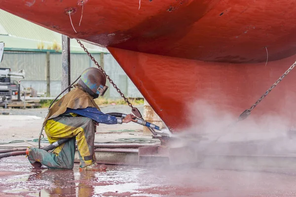 Trabalhador Jateando Casco Corroído Navio Vela Com Sistema Jateamento Alta — Fotografia de Stock