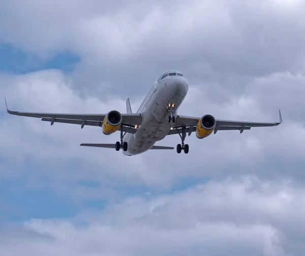 Holiday Passenger Plane Coming Land Airport — Stock Photo, Image