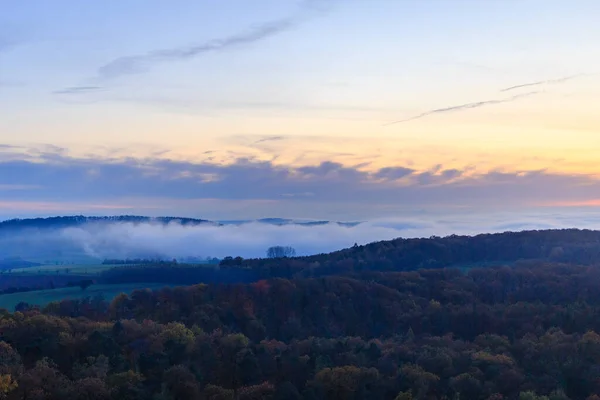 Una Hermosa Vista Las Montañas Con Mar Nubes Durante Puesta —  Fotos de Stock