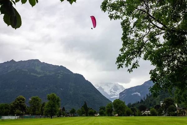 Beautiful View Mountains Paraglider Floating Sky Jungfrau Switzerland — Stock Photo, Image