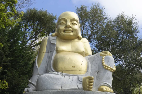 Una Escultura Piedra Dorada Gris Buda Con Árboles Verdes Fondo — Foto de Stock