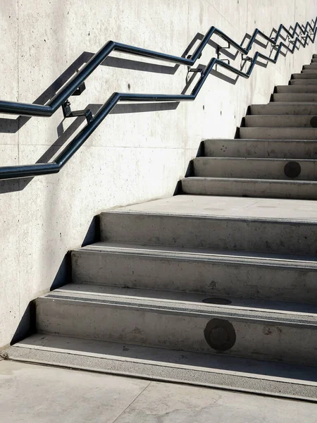 Eine Vertikale Aufnahme Von Treppen Mit Zick Zack Handläufen Modernen — Stockfoto