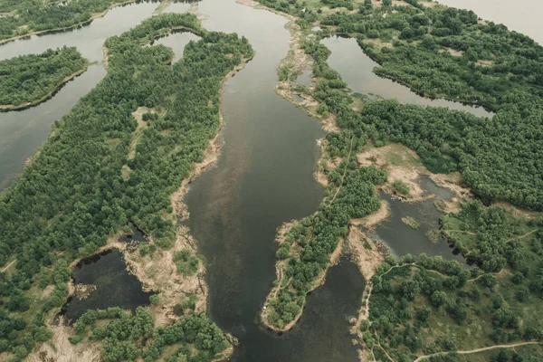 Uma Vista Aérea Superior Uma Paisagem Coberta Lagos Árvores Verdes — Fotografia de Stock