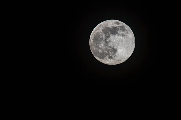 Piękne Ujęcie Pełni Księżyca Przeciwko Ciemnemu Jasnemu Nocnemu Niebu — Zdjęcie stockowe