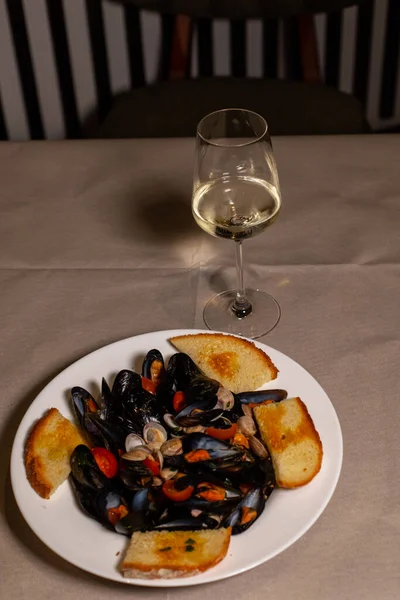 Disparo Vertical Plato Mejillones Con Copa Vino Blanco — Foto de Stock