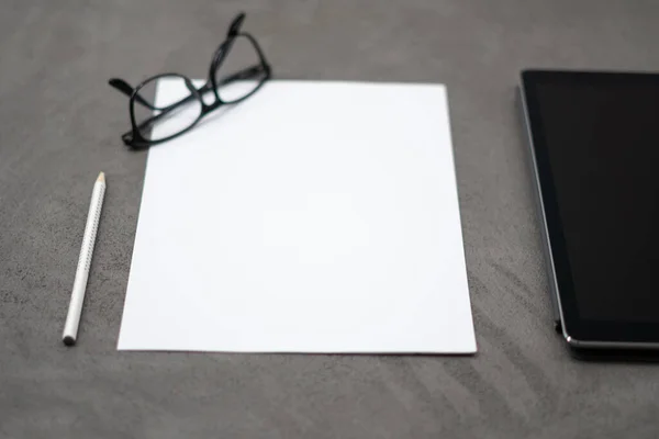 Крупним Планом Шматок Чистого Білого Паперу Чорна Тонка Таблетка Білим — стокове фото