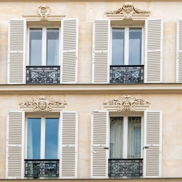 Paris Façade Typique Marais Détail Des Fenêtres — Photo