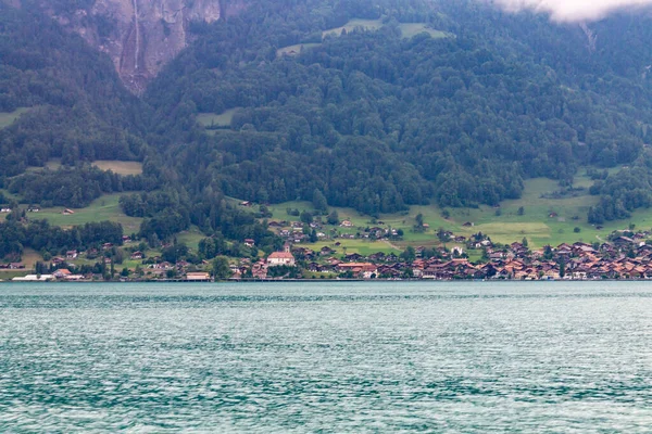 Hermosa Vista Del Lago Brienz Pequeña Ciudad Ladera Montaña Interlaken —  Fotos de Stock