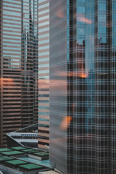 Eine Vertikale Aufnahme Von Hoch Aufragenden Glasfassaden — Stockfoto
