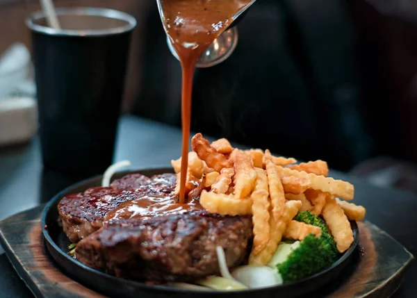 Červená Omáčka Nalévá Chutný Pálivý Steak Teppanyaki Hranolky Kouřem Černém — Stock fotografie