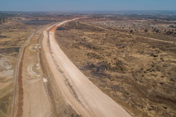 乾燥した土地を通る道路の空中風景 — ストック写真