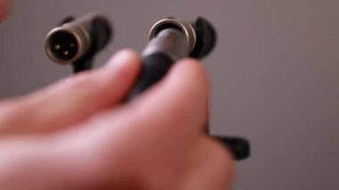 Behringer C2 yoğunlaştırıcısını hoparlörlere bağlayan mikrofonlara yakın plan.