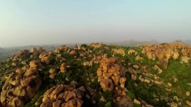 Endonezya, Raja Ampat 'ta serin bir esinti ile yüksek tepelerdeki savananın harika manzarası