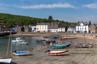 Tekneler Stonehaven sahiline demirledi. İskoçya, İngiltere.