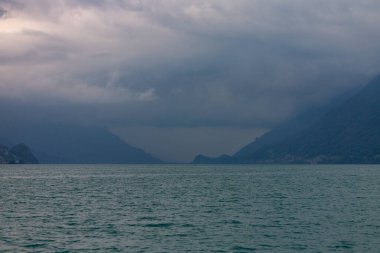Brienz Gölü 'nün manzarası Alpler' in arka planında bulutlarla kaplıydı. Interlaken, İsviçre.
