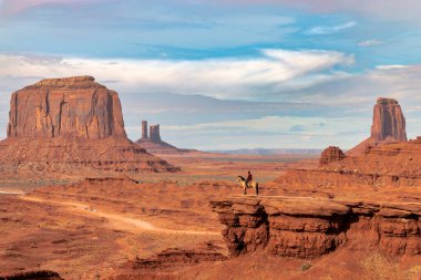 Utah, ABD 'deki John Ford noktasından Anıt Vadisi manzarası