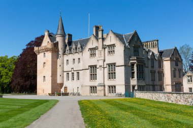 Brodie Şatosu 'nun İskoçya' daki mavi gökyüzü arka planı ve bahçeleri.