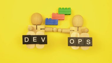DevOps kavramı, sistem geliştirme yaşam döngüsünü çevik yöntembilimle kısaltmak için yazılım geliştirme (Dev) ve bilişim işlemlerini birleştirmektir.. 
