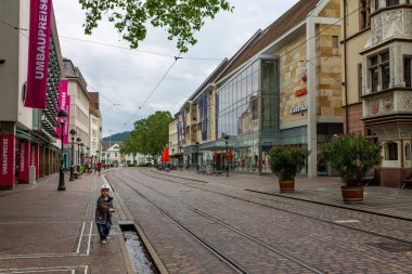 Şehir merkezi, Almanya ve Avrupa 'da tramvay ve su kanalları olan bir sokak manzarası