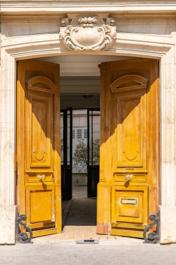 Paris, açık ahşap bir kapı, güzel dekore edilmiş bir cephe, büyüleyici bir avlusu var.