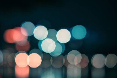 Bulanık ışık toplarının güzel bir görüntüsü geceleyin bokeh