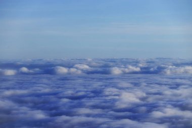 Kabarık bulutlu güzel bir gökyüzü manzarası