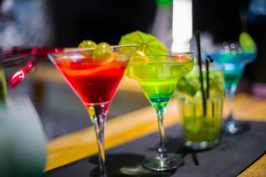 Bardaki tezgahın üzerinde değişik martini bardakları var.