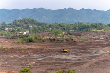 İnşaat alanında çalışan kazıcı