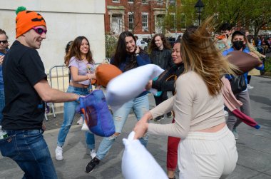 ABD 'nin New York şehrindeki Washington Square Park' taki Yıllık Yastık Dövüşü 'ndeki insanlar