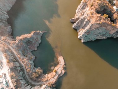 Kanyonların ve suların havadan görünüşü.