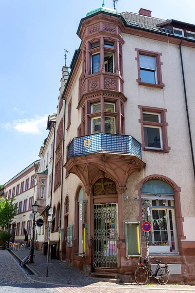 Pionowe Ujęcie Roweru Ścianie Pięknego Zabytkowego Budynku Centrum Freiburga Niemcy — Zdjęcie stockowe