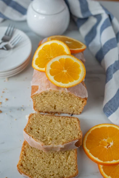 Eine Nahaufnahme Von Süßem Hausgemachtem Orangenbiskuit Mit Orangenscheiben Auf Einem — Stockfoto