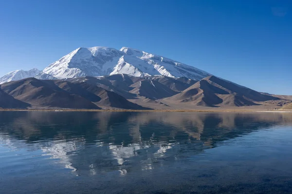 Una Hermosa Vista Lago Rodeado Montañas Nevadas — Foto de Stock