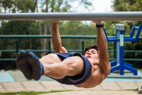 Parkta Egzersiz Yapan Genç Üstsüz Bir Sporcu — Stok fotoğraf