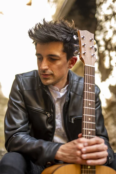 Tiro Vertical Belo Homem Caucasiano Segurando Sua Guitarra Enquanto Posava — Fotografia de Stock