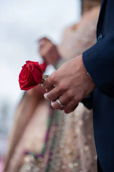 Een Uitzicht Van Bruidegom Hand Holding Rood Steeg Wazig Achtergrond — Stockfoto