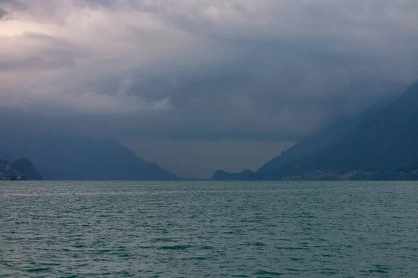 Θέα Της Λίμνης Brienz Στο Φόντο Των Άλπεων Καλύπτονται Σύννεφα — Φωτογραφία Αρχείου