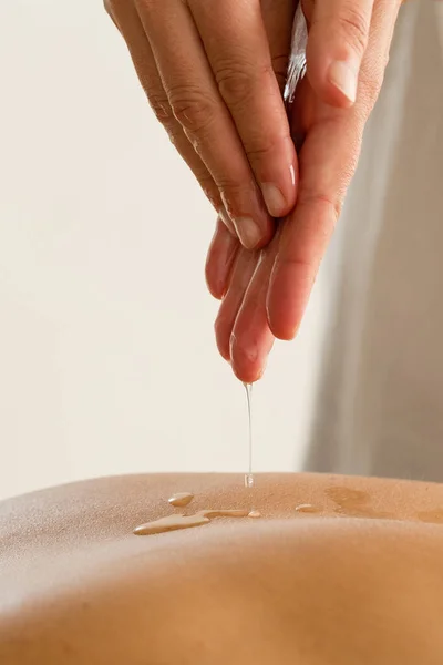 Aplicação Óleos Essenciais Para Relaxar Massagem Terapêutica Nas Costas — Fotografia de Stock