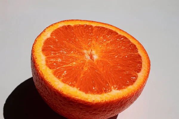 半オレンジの塊とその影は白い背景に隔離されています — ストック写真