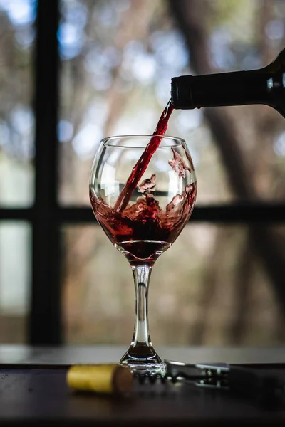 Vinho Tinto Sendo Derramado Uma Garrafa Copo Vinho Com Caule — Fotografia de Stock