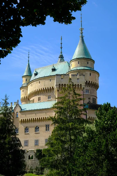 Plano Vertical Del Histórico Castillo Bojnice Con Cúpulas Azules Eslovaquia —  Fotos de Stock