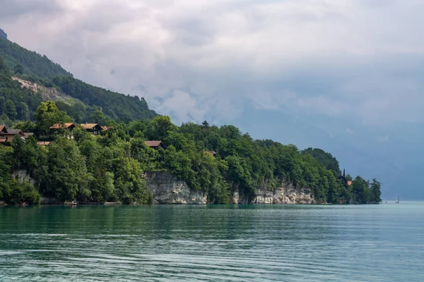Beautiful View Lake Brienz Background Green Shoreline Interlaken Switzerland — Stock Photo, Image