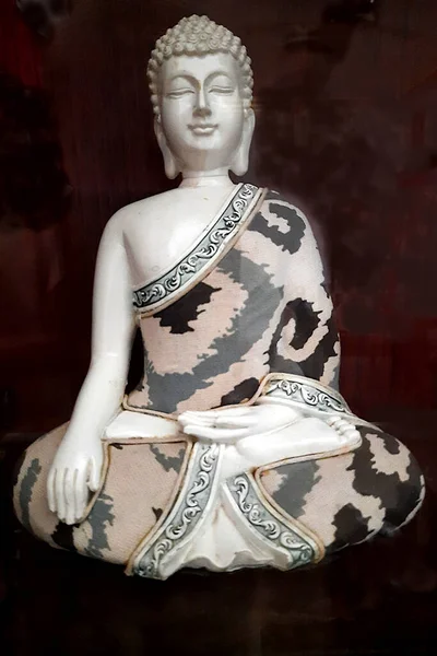 Крупный План Скульптуры Будды Безмятежной Сидячей Позе Печатной Драпировке Тёмном — стоковое фото