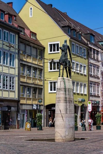 Eine Vertikale Aufnahme Einer Reiterstatue Vor Schönen Gebäuden Der Freiburger — Stockfoto
